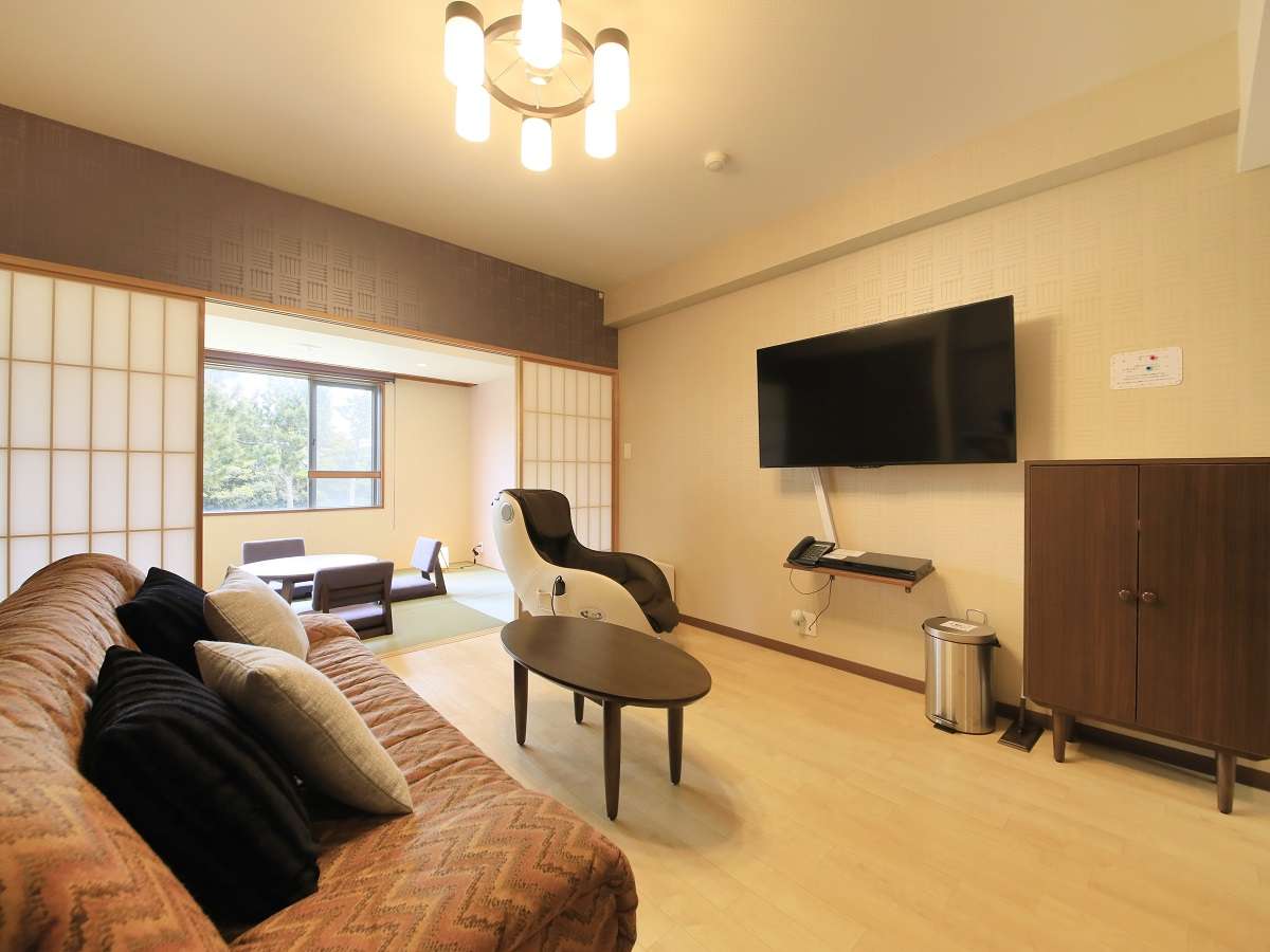 【ペット可・デラックスルーム一例】ふかふかソファでお寛ぎください。