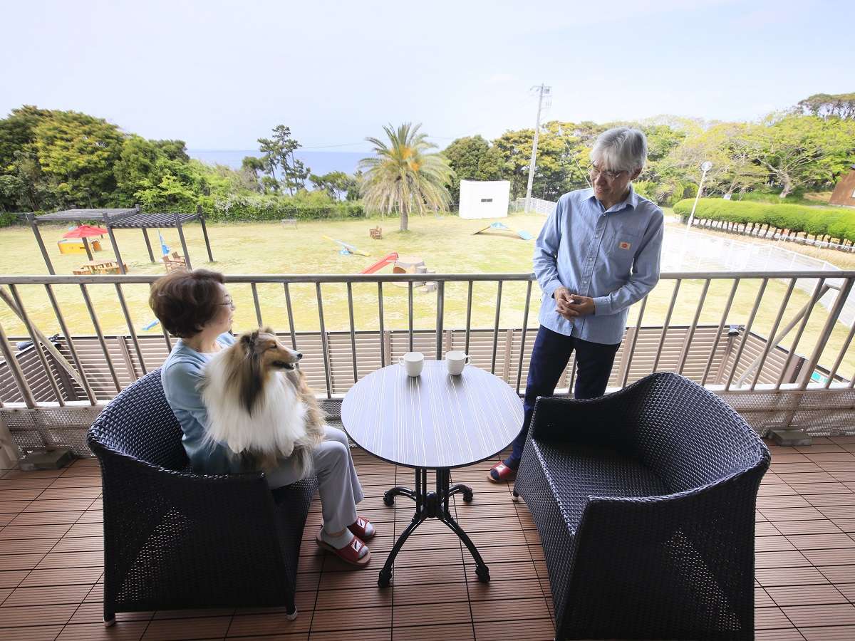 【ペット可・グランドルーム一例】客室からはドッグラン越しにに見物海岸を眺められます