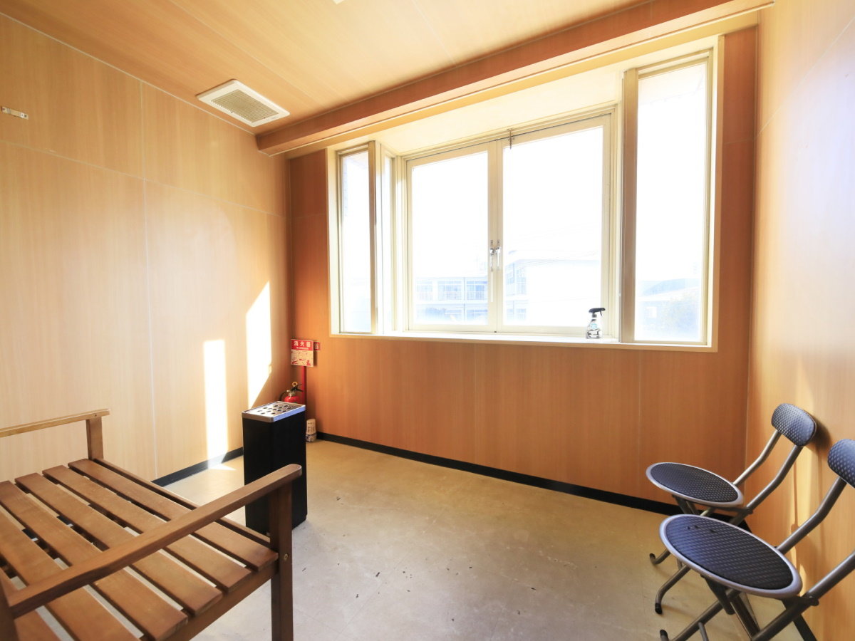 【喫煙所】当館は全館禁煙です。館内に喫煙所がございますのでご利用ください。