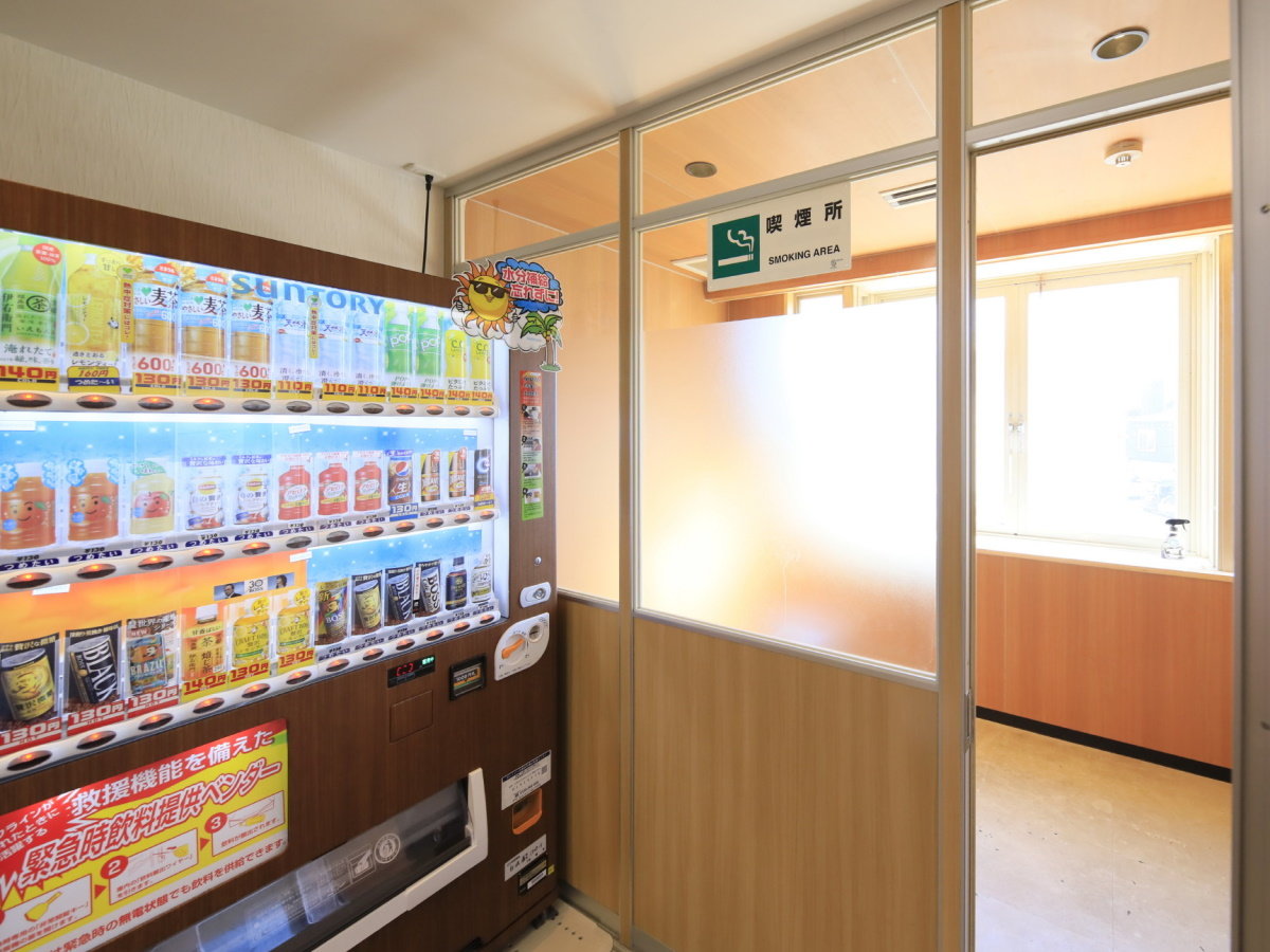 【喫煙所】当館は全館禁煙です。館内に喫煙所がございますのでご利用ください。