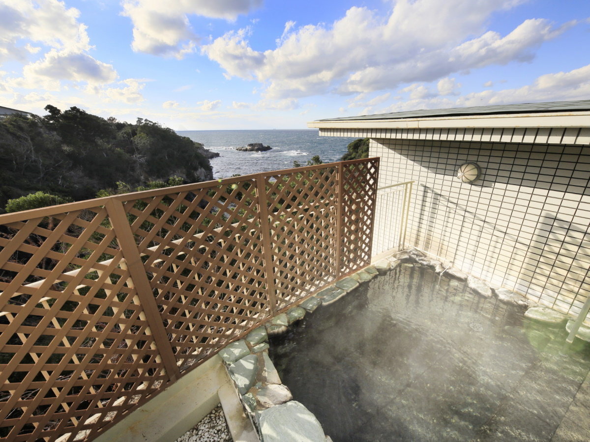 【大浴場】男湯：露天風呂から白浜の景色をお楽しみ頂けます。
