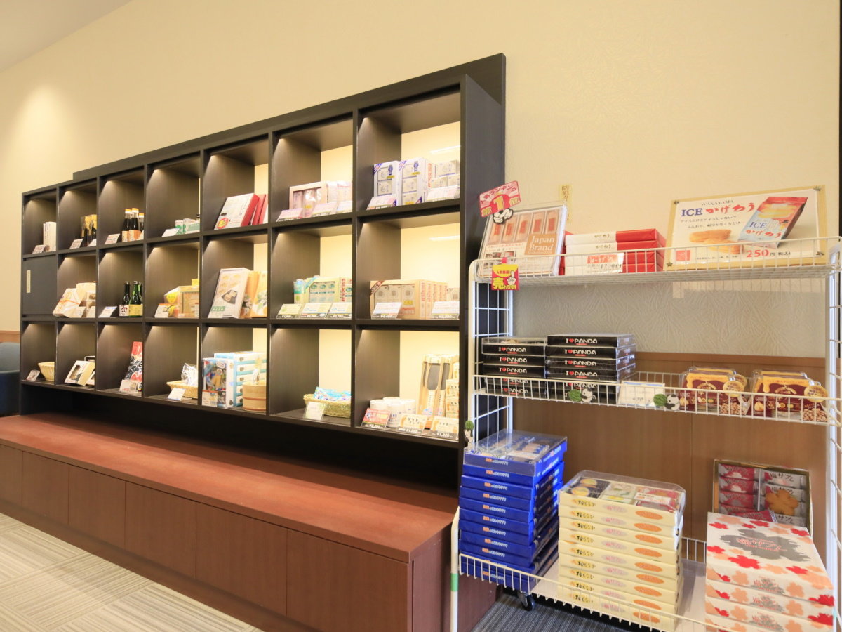 【売店商品】ご当地のお土産や大浴場備え付けのアメニティの販売もございます。
