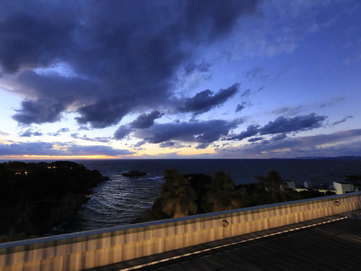 【オーシャンビューテラス】夜は幻想的な景色をお楽しみ頂けます。
