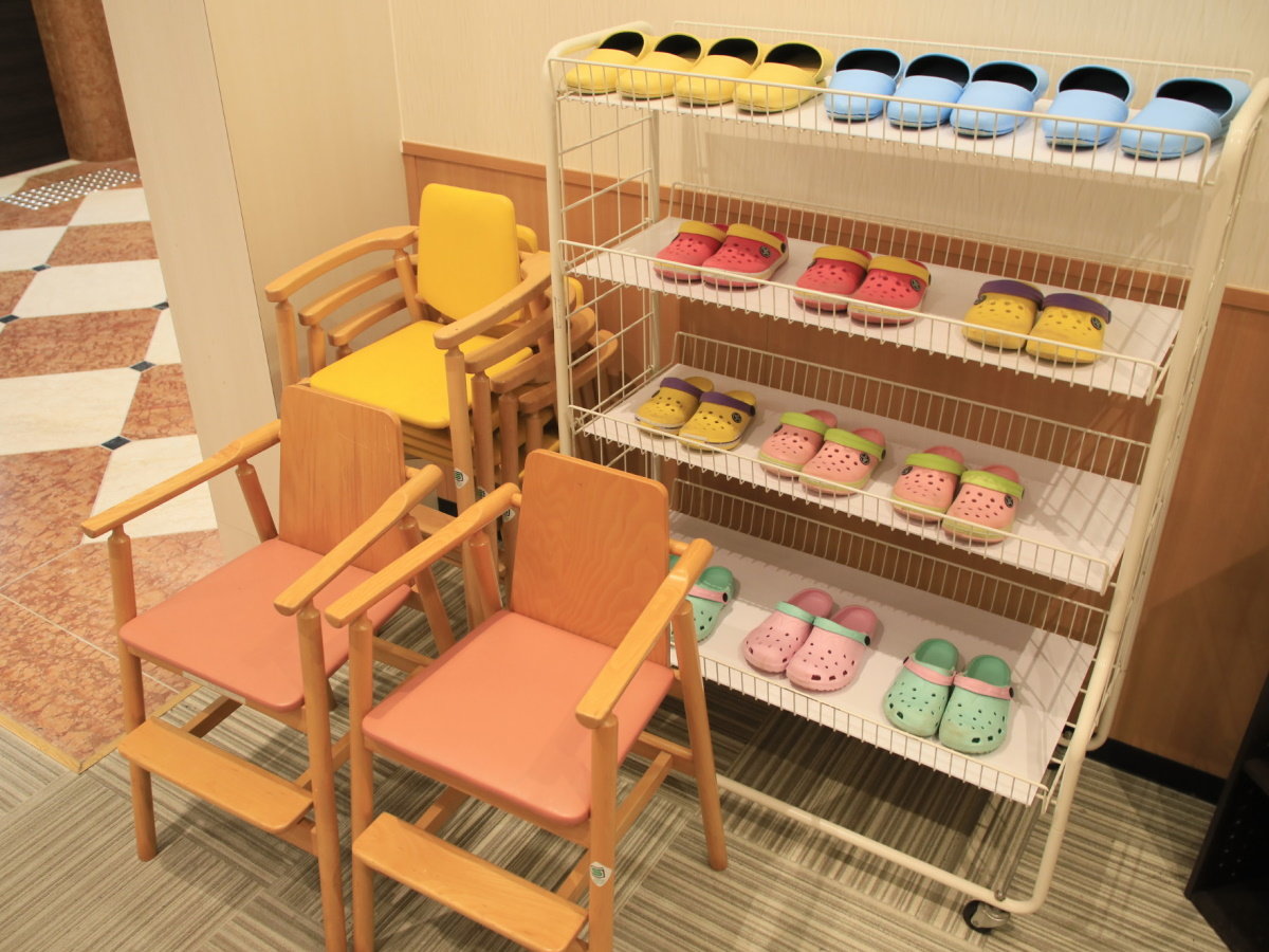 【客室備品】お子様用の食器・椅子・スリッパのご用意がございます。