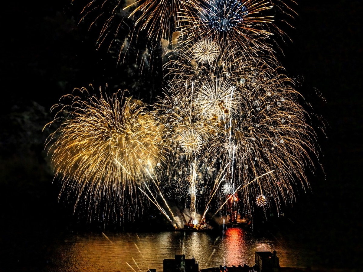 【白浜花火大会】白良浜海水浴場で毎年8月に行われる花火大会。約3,500発が打ち上げられます。