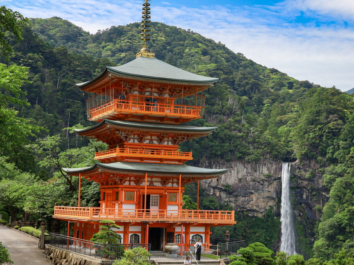 【青岸渡寺】霊場として長い歴史のある寺。（当館より車で約2時間）