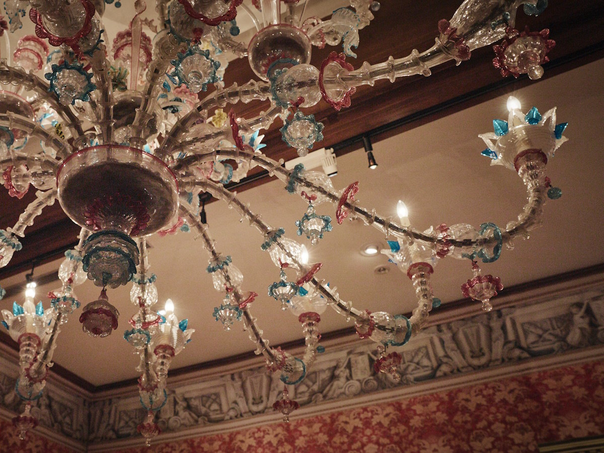 【箱根ガラスの森美術館】館内でも美しいクリスタル・ガラスが見られます。（当館より車で約6分）