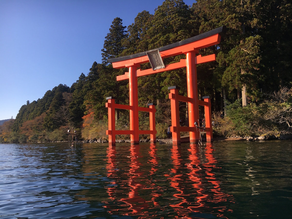 【箱根神社】運開きの神様として信仰されている。（当館から車で約26分）