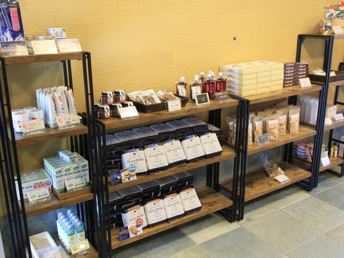 【売店】箱根おなじみの商品から、当館オリジナルの商品まで。ご旅行の思い出に♪