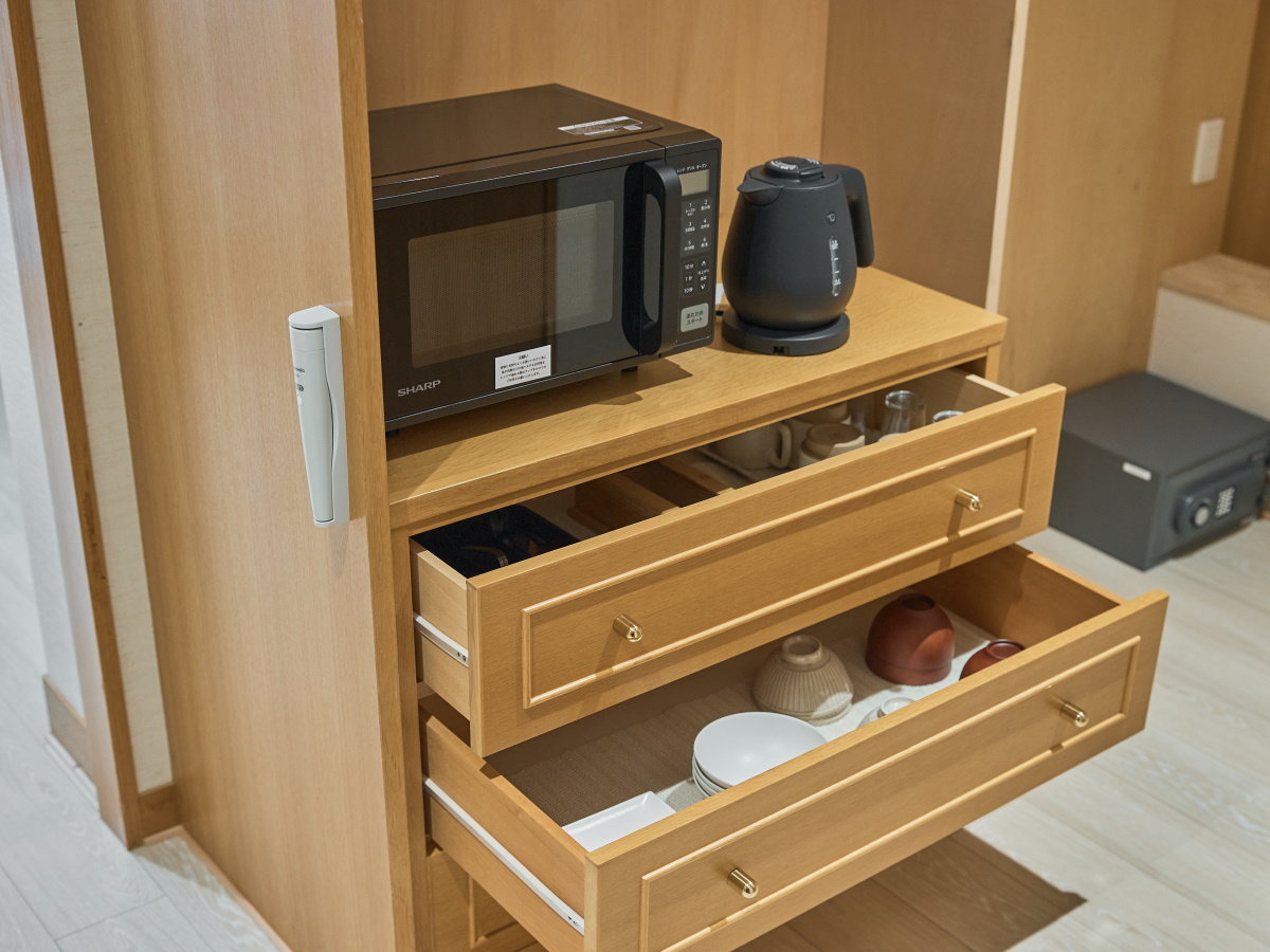 スタンダードルーム一例｜電子レンジや食器一式を備え付けております。