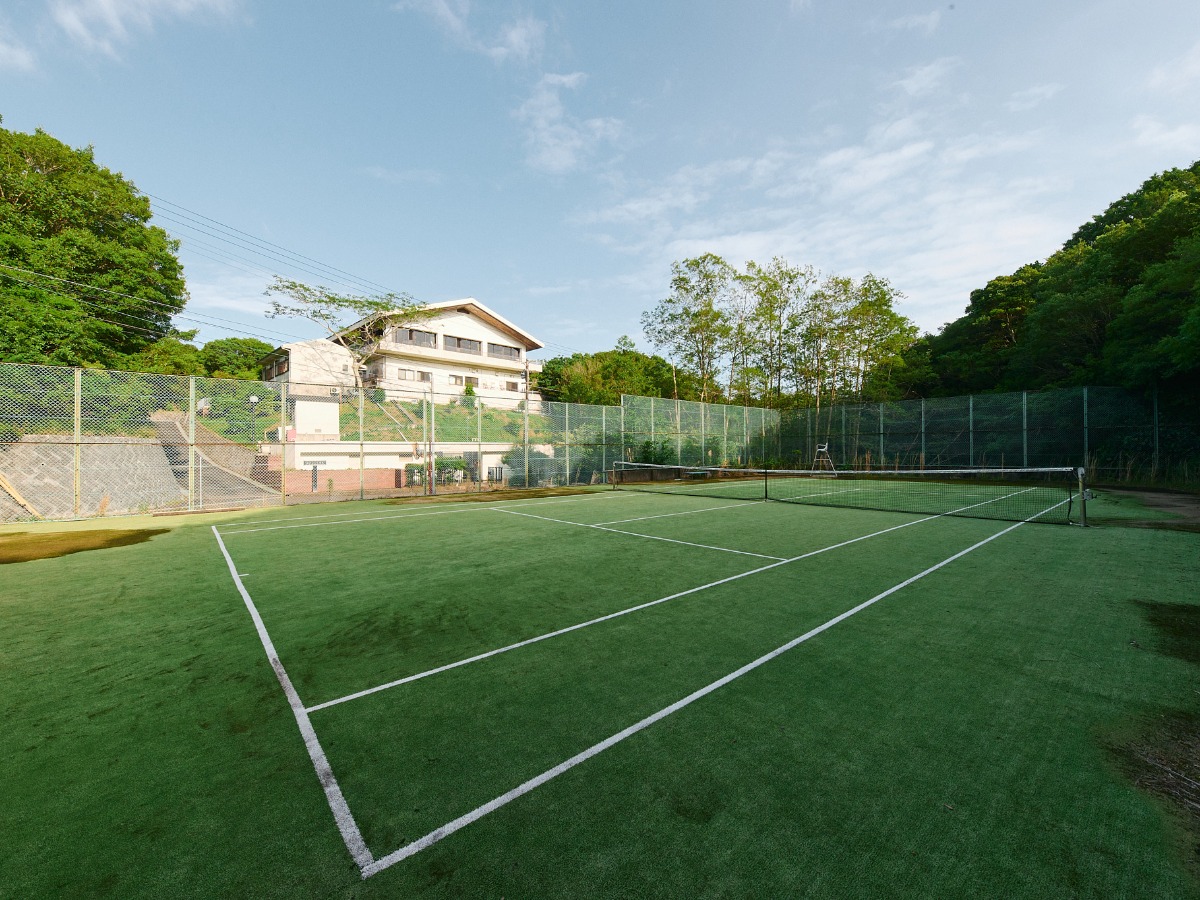【施設】テニスコートでみんなでワイワイ♪