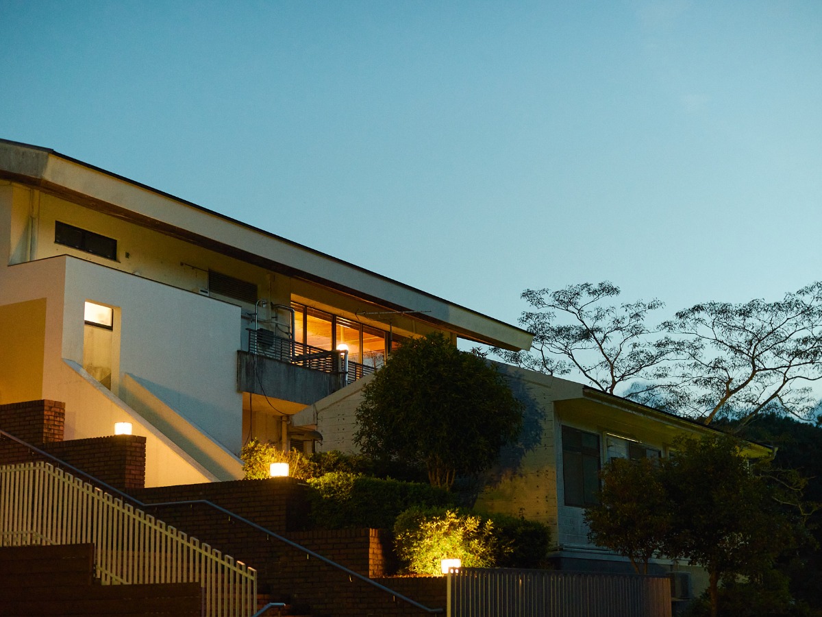 【外観】夕方の当館